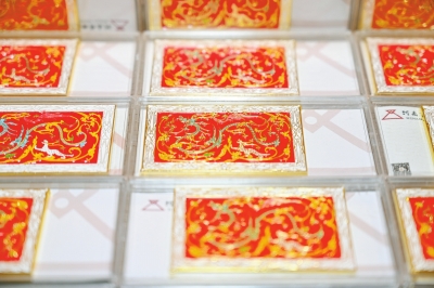 去年文創(chuàng)產(chǎn)品銷(xiāo)售額漲了四倍 河南博物院“劇透”文創(chuàng)年貨