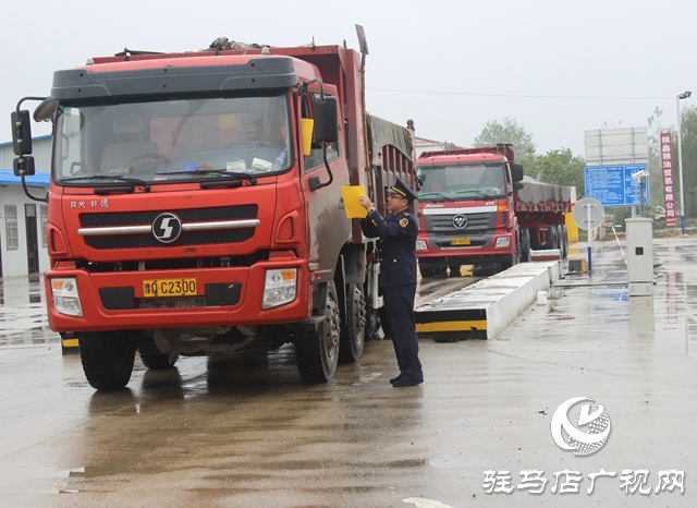 正陽(yáng)縣交通運(yùn)輸執(zhí)法局多形式開展“路政宣傳月”活動(dòng)