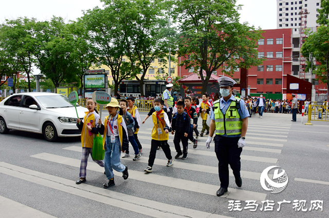 平輿縣：心系師生保平安 一面錦旗表謝意