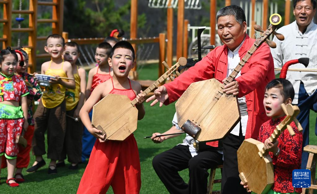 黃河岸邊有個“老腔幼兒團”