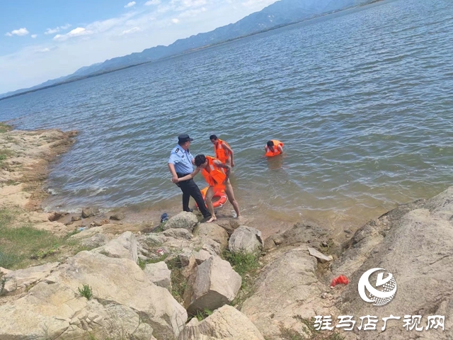 2名男孩被困湖中小島 泌陽(yáng)民警及時(shí)救援