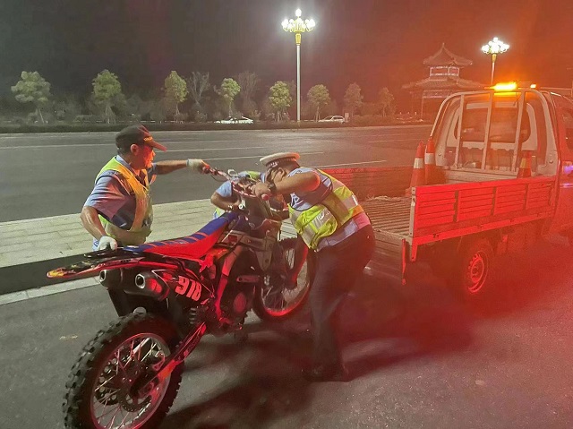 百日行動 | 駐馬店交警嚴查“飆車炸街黨” ！