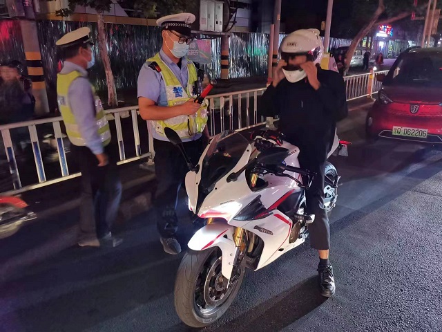 百日行動 | 駐馬店交警嚴查“飆車炸街黨” ！