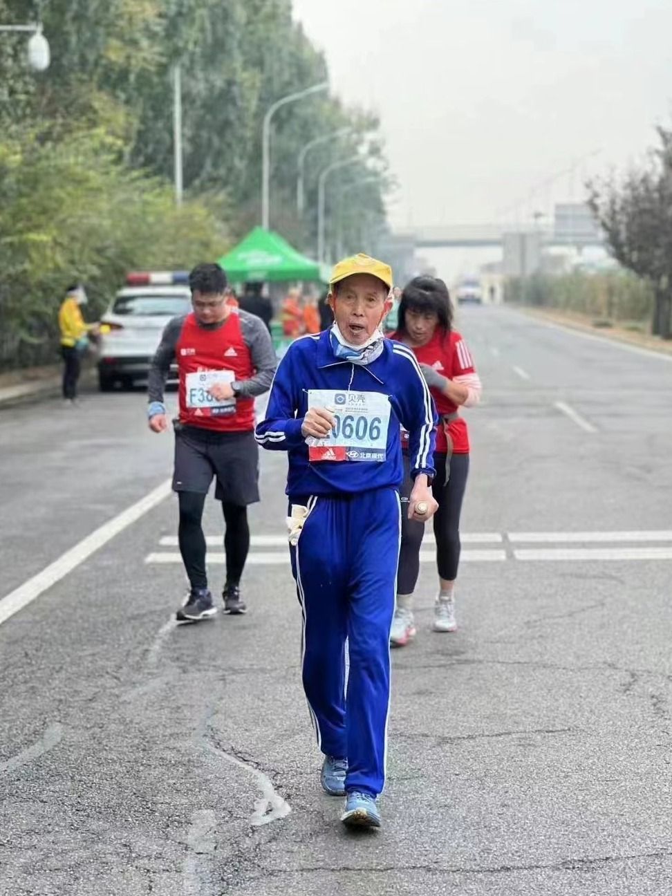 “86歲，依然能跑，依然在跑”——2022北京馬拉松最后一名完賽者的故事