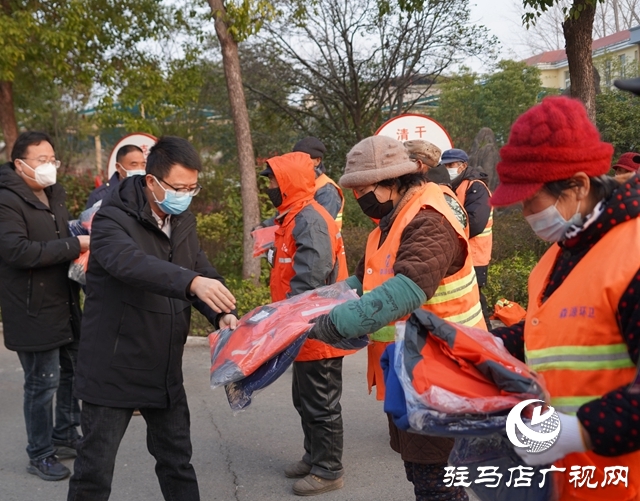 正陽縣總工會(huì)：“愛心棉衣”送給一線環(huán)衛(wèi)工