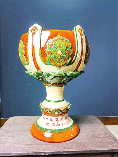 中國(guó)夢(mèng)·大國(guó)工匠篇丨專(zhuān)注40年傳統(tǒng)技藝恢復(fù) 高水旺的“蜻蜓翅膀”讓唐三彩再“振翅高飛”