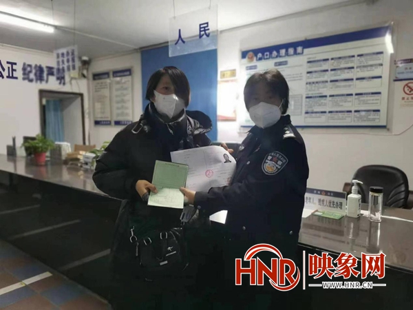 駐馬店市公安局驛城分局人民派出所：民警夜間為群眾辦理戶(hù)籍業(yè)務(wù)