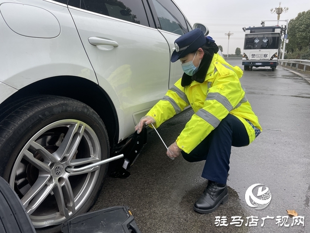 駐馬店：收費員秒變“修車員” 溫情守護(hù)春運路