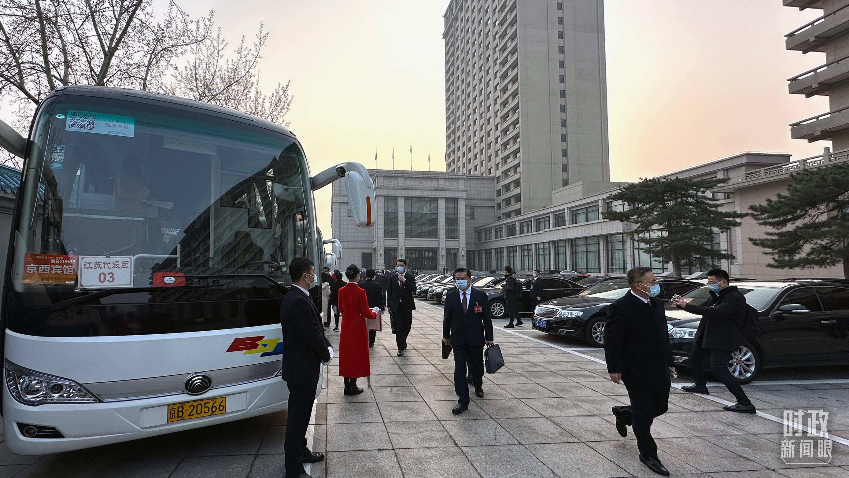 時(shí)政新聞眼丨今年兩會首次到團(tuán)組，習(xí)近平強(qiáng)調(diào)牢牢把握這個“首要任務(wù)”