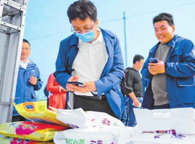 春耕春管上新了丨將展會開在麥田邊，吸引千余名農(nóng)民觀摩學(xué)習(xí) 這里的春耕服務(wù)有點(diǎn)“潮”