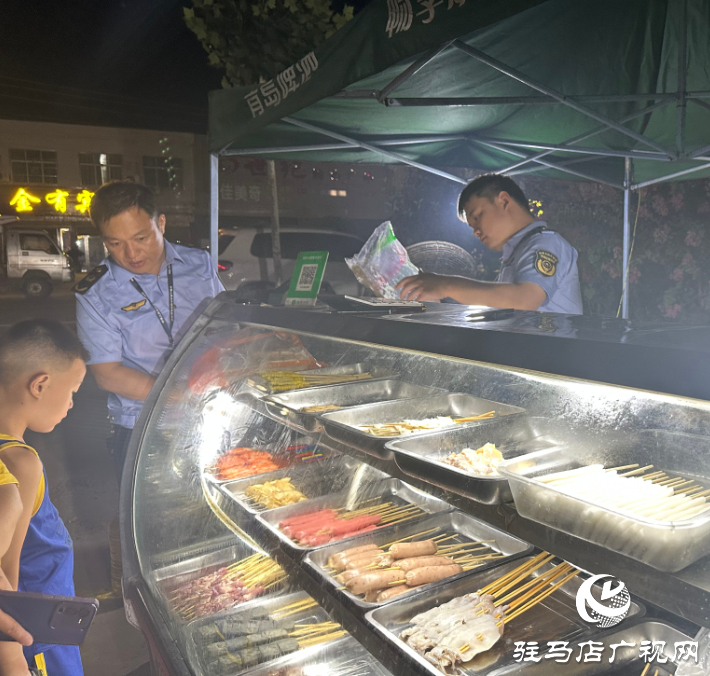 泌陽縣郭集鎮(zhèn)市場監(jiān)管所開展夜市檢查，守護(hù)人間“煙火氣”