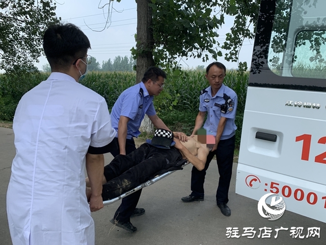 男子不慎掉入溝中 警民及時(shí)救助轉(zhuǎn)危為安