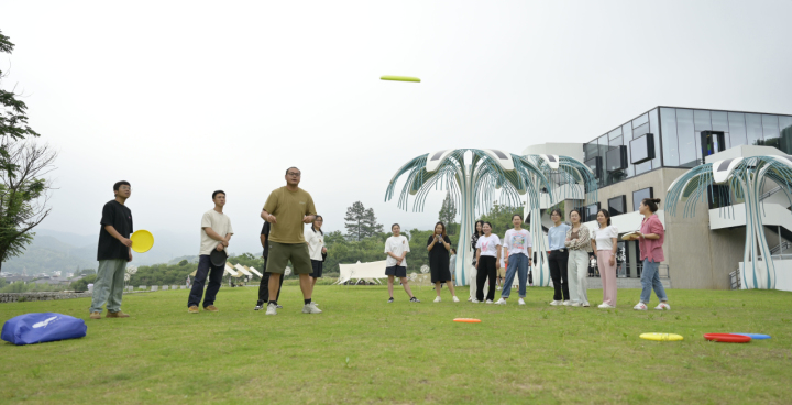 第一視點(diǎn)丨記者再訪余村手記：綠水青山變成幸?？可? /></p>
<p>在安吉余村鄉(xiāng)村圖書館前，年輕人在草坪上玩飛盤。圖片來源：新華社</p>
<p><strong>三</strong></p>
<p>歷史長(zhǎng)河奔流不息，思想偉力引領(lǐng)航程。</p>
<p>把綠水青山建得更美、把金山銀山做得更大！諄諄囑托，化為堅(jiān)定行動(dòng)，一個(gè)又一個(gè)“余村”在蝶變。</p>
<p>人不負(fù)青山，青山定不負(fù)人。</p>
<p>生態(tài)美、經(jīng)濟(jì)強(qiáng)、百姓富！一幅現(xiàn)代版“富春山居圖”在浙江大地徐徐展開——</p>
<p>截至2022年底，浙江美麗鄉(xiāng)村覆蓋率已達(dá)93%，創(chuàng)成42個(gè)國(guó)家生態(tài)文明建設(shè)示范區(qū)、12個(gè)“綠水青山就是金山銀山”實(shí)踐創(chuàng)新基地，數(shù)量居全國(guó)第一；36家縣級(jí)兩山合作社，開發(fā)項(xiàng)目111個(gè)、累計(jì)帶動(dòng)村集體超1000個(gè)、村集體累計(jì)增收超5億元；全省生態(tài)環(huán)境公眾滿意度連續(xù)11年提升，實(shí)現(xiàn)國(guó)家污染防治攻堅(jiān)戰(zhàn)成效考核、生態(tài)環(huán)境滿意度評(píng)價(jià)兩個(gè)“全國(guó)第一”……</p>
<p>老百姓的幸福感哪里來？</p>
<p>作為習(xí)近平生態(tài)文明思想的重要萌發(fā)地、“綠水青山就是金山銀山”理念的發(fā)源地和率先實(shí)踐地，浙江以實(shí)踐作答：環(huán)境就是民生，青山就是美麗，藍(lán)天也是幸福。</p>
<p>這條路，浙江人越走越堅(jiān)定。綠水青山成為百姓的幸?？可?，綠色成為浙江發(fā)展最動(dòng)人的色彩。</p>
<p>記得2020年，全國(guó)兩會(huì)，浙江代表團(tuán)首次以代表團(tuán)名義，向全國(guó)人代會(huì)提交《關(guān)于設(shè)立8·15“國(guó)家生態(tài)文明日”的議案》。我作為浙江代表團(tuán)隨團(tuán)記者，全程親歷并最早報(bào)道了這一刻。</p>
<p>今年6月，十四屆全國(guó)人大常委會(huì)第三次會(huì)議表決通過決定，將8月15日設(shè)立為全國(guó)生態(tài)日。從此，美麗中國(guó)建設(shè)有了更強(qiáng)有力的法治保障。</p>
<p>綠水青山，折射思想光芒，回應(yīng)時(shí)代之問。</p>
<p>今年7月，全國(guó)生態(tài)環(huán)境保護(hù)大會(huì)上，習(xí)近平總書記再次強(qiáng)調(diào)“兩山”理念：“牢固樹立和踐行綠水青山就是金山銀山的理念，把建設(shè)美麗中國(guó)擺在強(qiáng)國(guó)建設(shè)、民族復(fù)興的突出位置……”</p>
<p>從浙江生態(tài)省建設(shè)到美麗中國(guó)建設(shè)，思想穿越時(shí)代，照亮前行之路。</p>
<p>“綠水青山就是金山銀山”理念，引領(lǐng)中國(guó)廣袤大地發(fā)生著深刻變化；習(xí)近平生態(tài)文明思想深入人心，筑牢中國(guó)式現(xiàn)代化的生態(tài)根基，為全球生態(tài)文明建設(shè)貢獻(xiàn)了中國(guó)方案。</p>
<p>江潮奔涌，群山疊翠。從東海之濱到錢江兩岸，從繁華都市到美麗鄉(xiāng)村，人與自然和諧共生的現(xiàn)代化新篇章在浙江大地、在中國(guó)大地精彩續(xù)寫。</p>
      <!--ecms.*-->
      <p class=