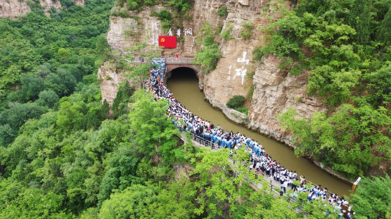 跟著總書記看中國｜弘揚(yáng)紅旗渠精神 跑好鄉(xiāng)村振興“接力賽”