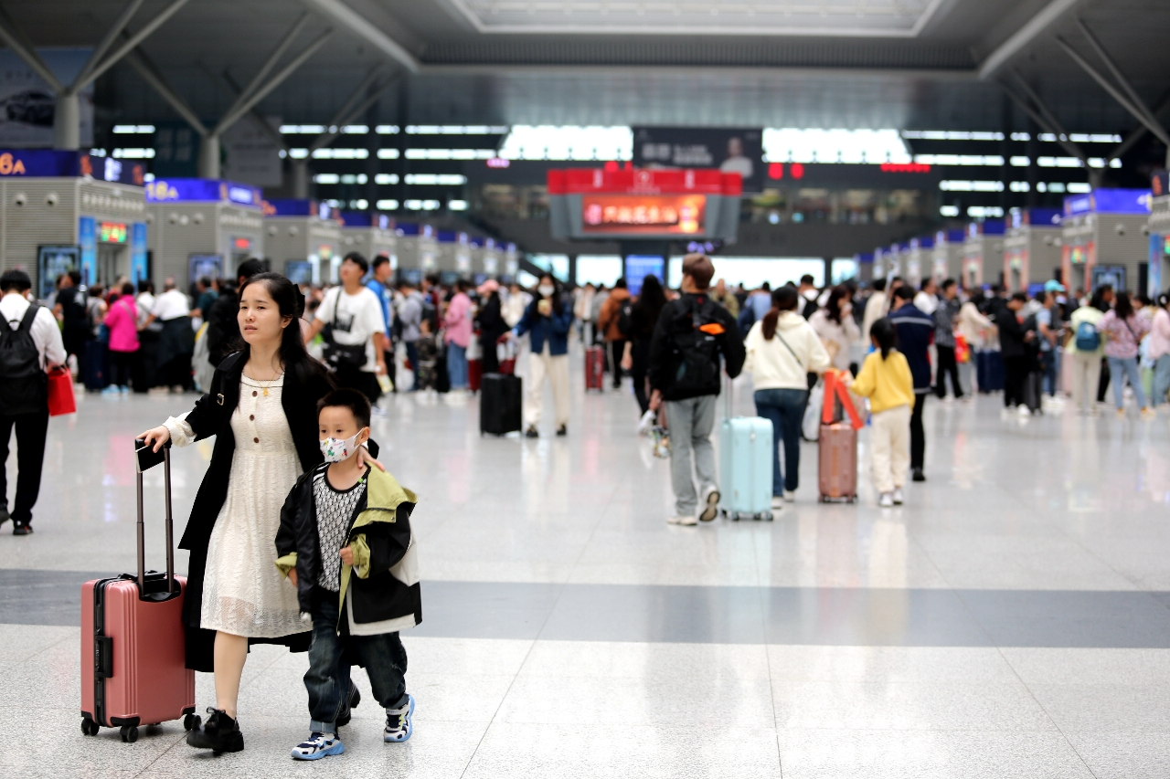 人從眾！國(guó)鐵集團(tuán)鄭州局9月29日開(kāi)行列車1301趟 其中加開(kāi)臨客136趟