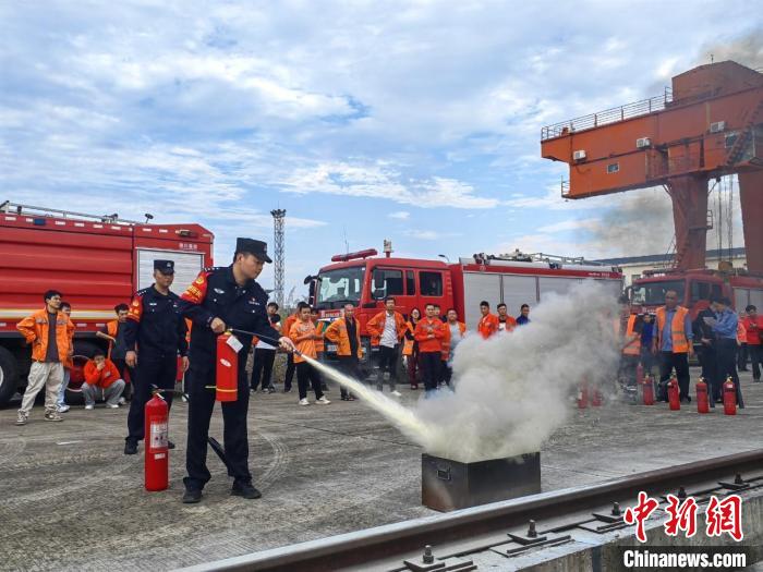 各地鐵路公安機(jī)關(guān)開(kāi)展消防宣傳，擰緊“安全閥”