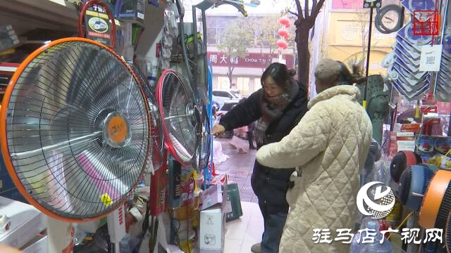 上蔡縣：冷空氣來襲 保暖御寒產品銷售走俏