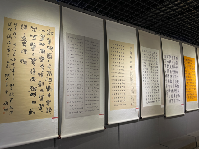 駐馬店市文化館舉行“永遠(yuǎn)聽黨話 筆墨潤(rùn)萬家”河南大書法作品展