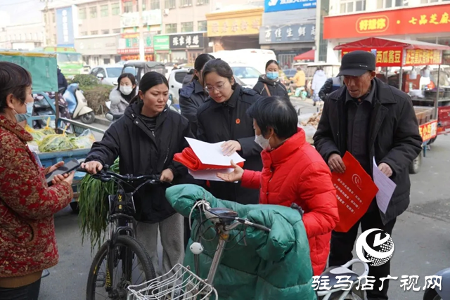 平輿縣人民法院：去小區(qū)、集市里為市民送“法治年貨”