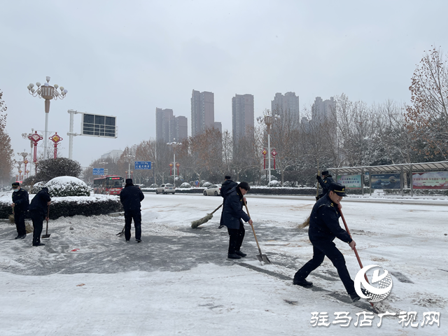 駐馬店經(jīng)濟(jì)開發(fā)區(qū)：除雪鏟冰 為市民出行“保駕護(hù)航”