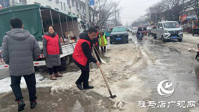 平輿縣辛店鄉(xiāng)：清掃冰雪保平安道路暢通暖人心