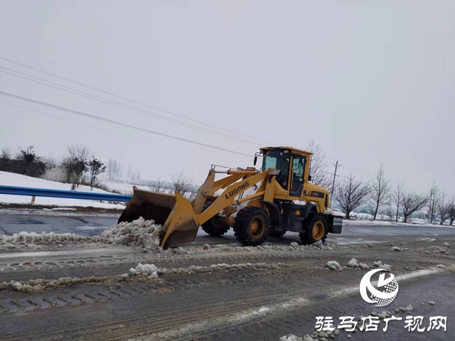 遂平縣陽豐鎮(zhèn)組織機(jī)關(guān)干部鏟除道路積雪