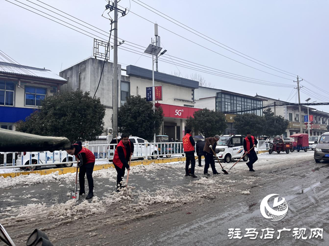 遂平縣陽豐鎮(zhèn)組織機(jī)關(guān)干部鏟除道路積雪