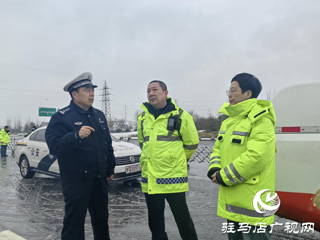 除雪化冰，警車帶道!冰凍天氣駐馬店高速交警護(hù)航平安路