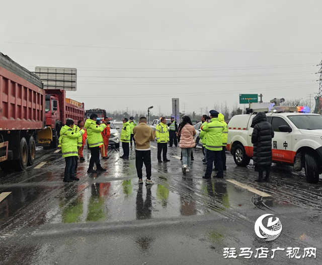 除雪化冰，警車帶道!冰凍天氣駐馬店高速交警護(hù)航平安路