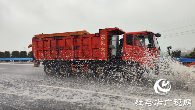 除雪化冰，警車帶道!冰凍天氣駐馬店高速交警護(hù)航平安路