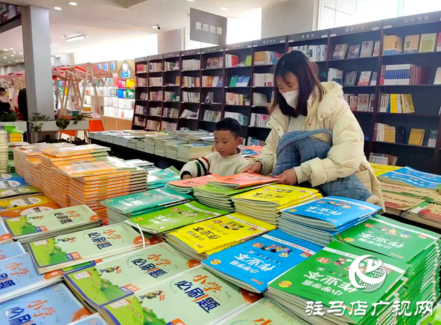 駐馬店：書店迎來新學期“購書潮”