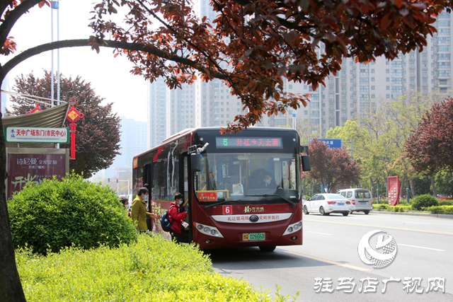 駐馬店公交“雷鋒車(chē)組”：繼承發(fā)揚(yáng)雷鋒精神 傳遞社會(huì)正能量