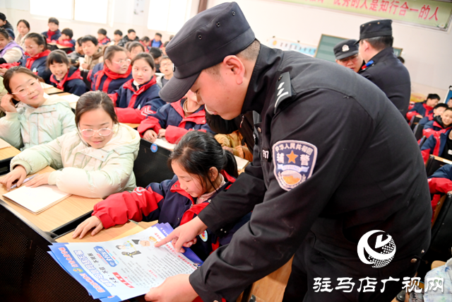 西平縣公安局柏城派出所開展法制進(jìn)校園宣傳活動