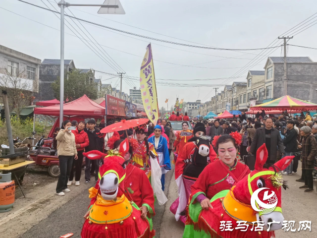 王店大裝現(xiàn)身泌陽縣馬谷田鎮(zhèn)大余莊 人山人海場面壯觀