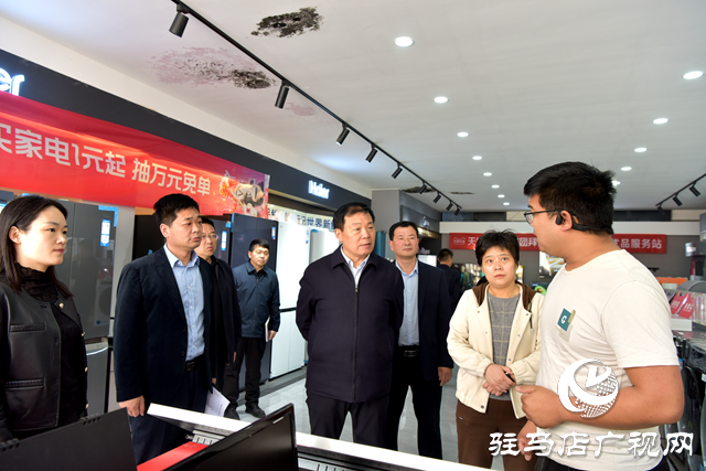 平輿縣委書記劉飛就推進社區(qū)共同富裕加工園建設(shè)進行現(xiàn)場辦公