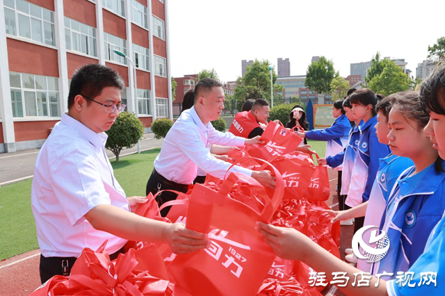 驛城區(qū)志愿服務(wù)聯(lián)合會組織開展愛心捐贈活動