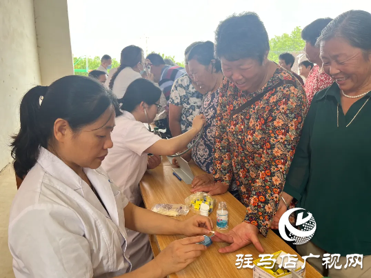 駐馬店市第一人民醫(yī)院走進(jìn)平輿甘港開展“紅會(huì)送醫(yī)”健康義診活動(dòng)