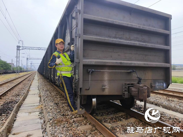 不懼高溫“烤”驗  鐵路調車員高溫作業(yè)保貨運