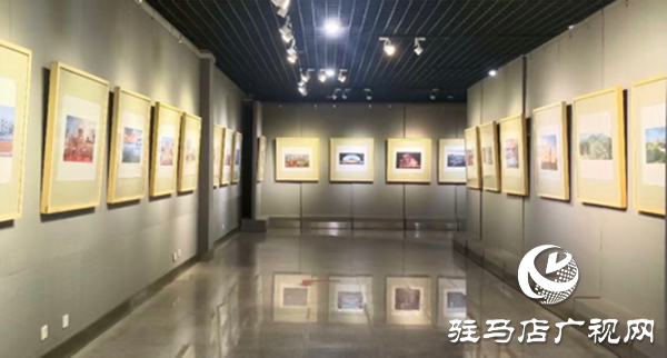 駐馬店市慶新中國成立75周年美術(shù)書法攝影展開展