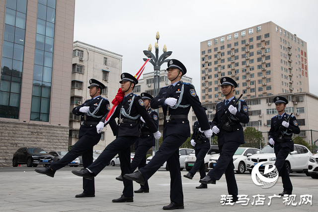 駐馬店市驛城區(qū)公安分局舉行“迎國(guó)慶”升國(guó)旗活動(dòng)