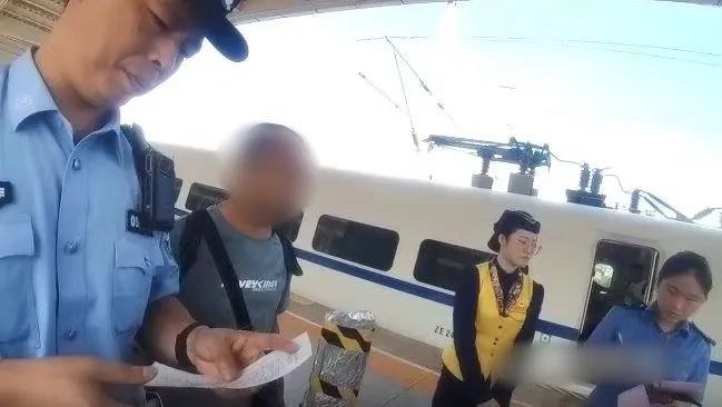 從243公里降至105公里！旅客這個行為致列車降速運(yùn)行3分鐘，警方：拘留！