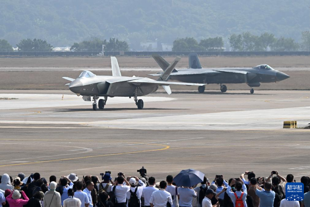 空軍36型武器裝備在中國(guó)航展成體系亮相 展現(xiàn)人民空軍轉(zhuǎn)型跨越新成就