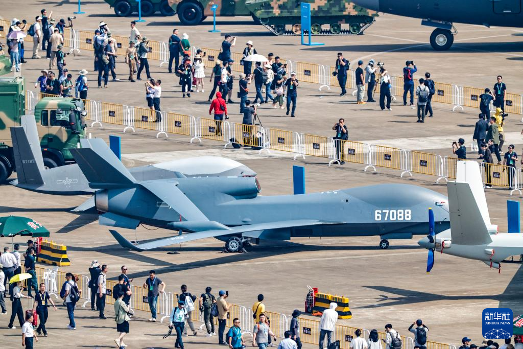 空軍36型武器裝備在中國(guó)航展成體系亮相 展現(xiàn)人民空軍轉(zhuǎn)型跨越新成就