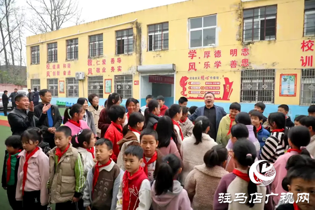 黃淮學(xué)院走進平輿縣孟楊小學(xué)開展“擎起一盞燈  點亮童心夢”主題黨日活動