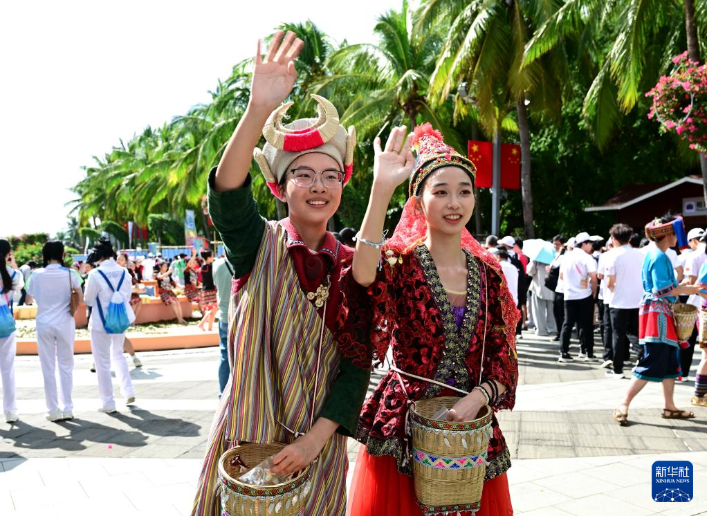 第十二屆全國(guó)少數(shù)民族傳統(tǒng)體育運(yùn)動(dòng)會(huì)民族大聯(lián)歡活動(dòng)在三亞舉行