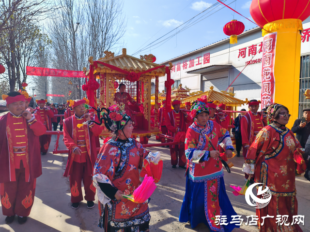 平輿縣十字路鄉(xiāng)開展傳統(tǒng)花轎文化藝術展演展示活動