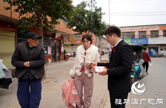 西平縣人民法院與婦聯(lián)攜手合作 深入農(nóng)村開展憲法宣傳活動