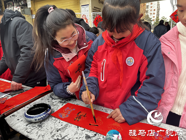 駐馬店市第一小學：師生攜手書春韻 義寫春聯(lián)賀新年