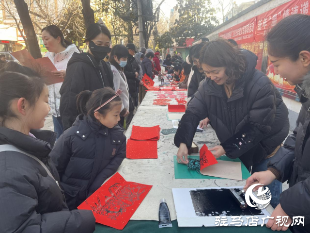 驛城區(qū)西園街道辦事處開(kāi)展“書(shū)香傳文明 迎春納新福”義寫(xiě)春聯(lián)活動(dòng)