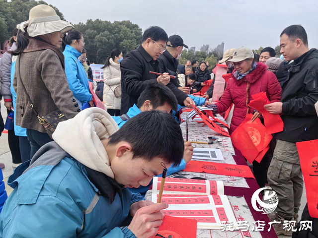 駐馬店市第四中學(xué)開展寫春聯(lián)剪窗花送祝?；顒?dòng)